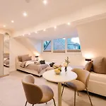 Sago Airporthouse Bed & Breakfast *
